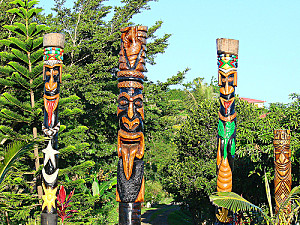 http://a51.idata.over-blog.com/300x225/3/77/69/68/Nelle-Caledonie/NC-art-Totems.jpg